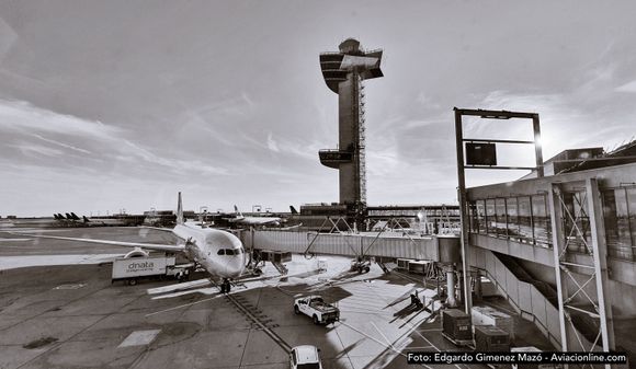 U.S. airlines request additional time for the installation of secondary cockpit barriers