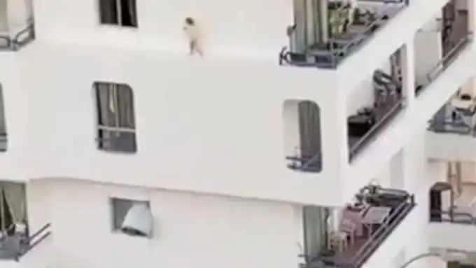 España: una nena camina por la cornisa de un edificio y causa pánico