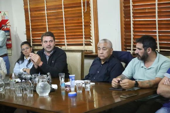 El Gobierno analiza una fuerte reducción de gastos en todas las áreas: horas extras y combustible, en la mira