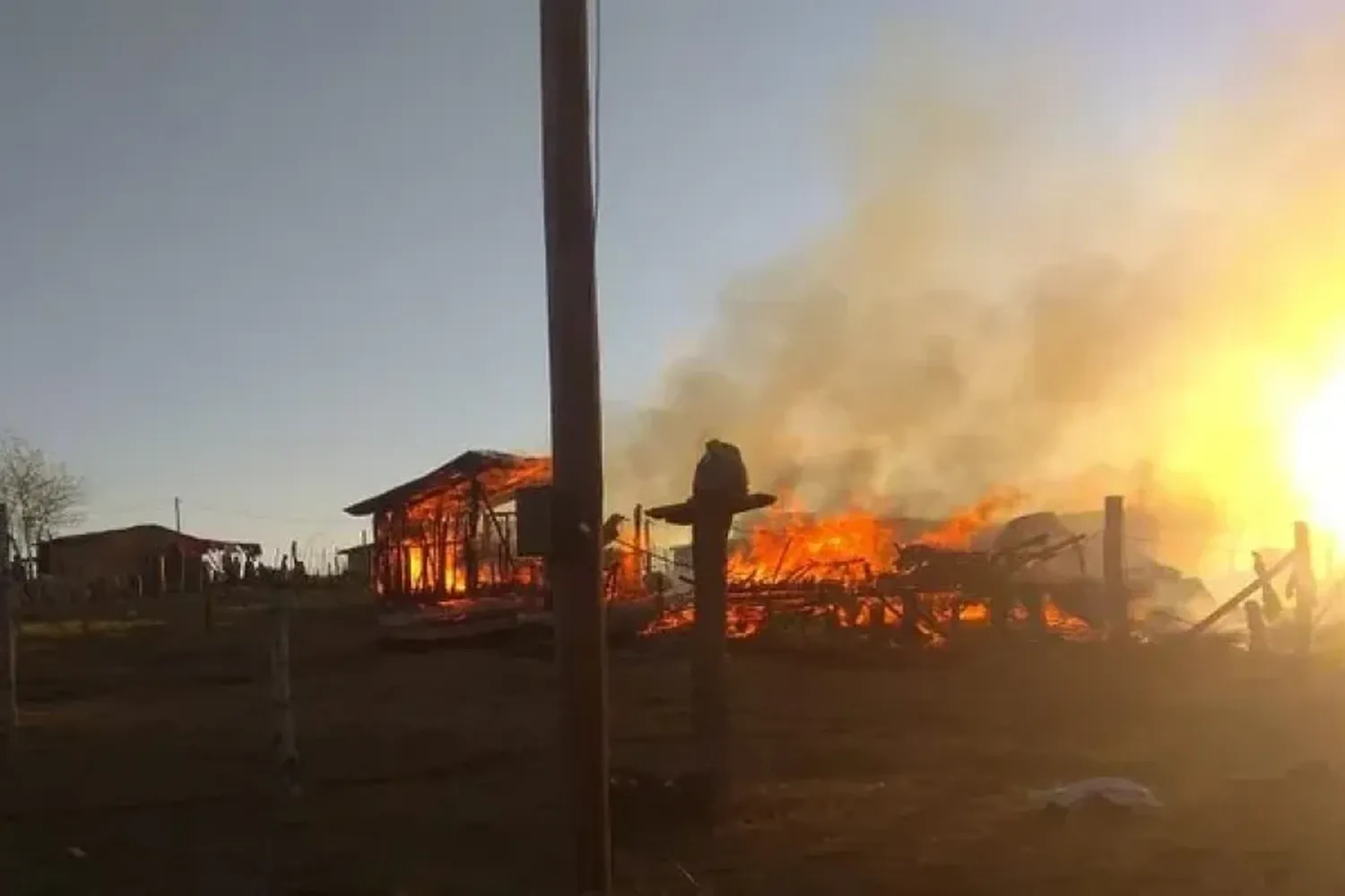 El fuego alcanzó a dos viviendas en Villa Yacanto, departamento de Santa Rosa de Calamuchita.