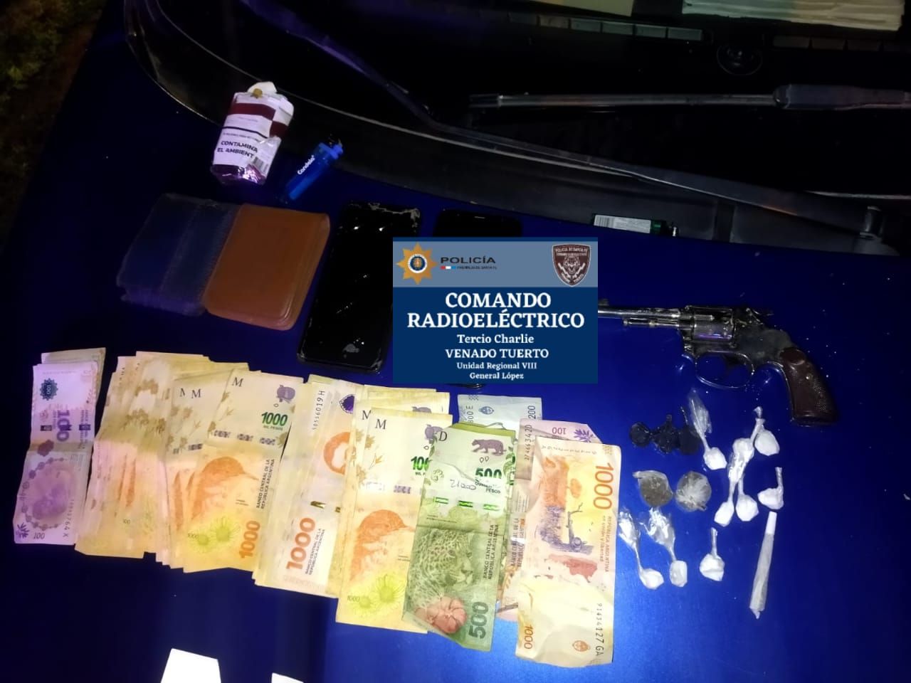 El material secuestrado por a policía tras la requisa  los dos sujetos.
