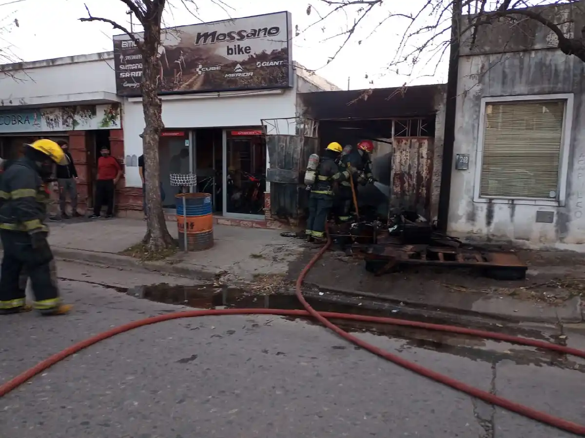 Bomberos extinguieron el incendio en un garaje 