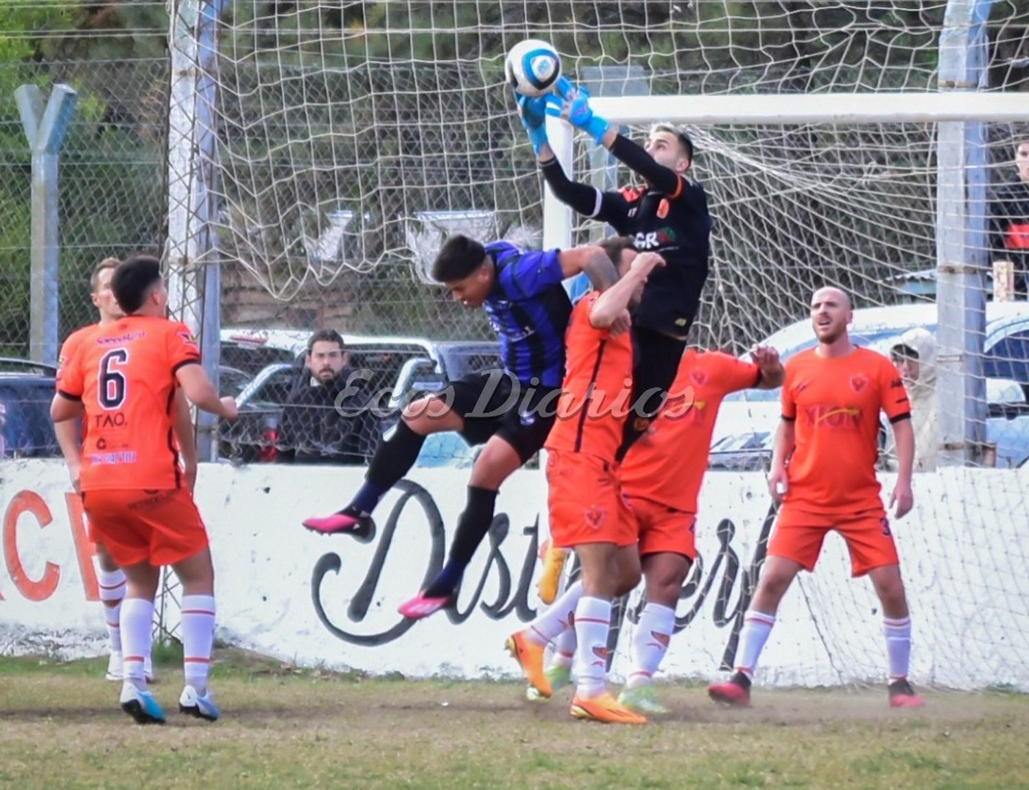 Cristofer Laxalt se quedó con la pelota para cortar el ataque local