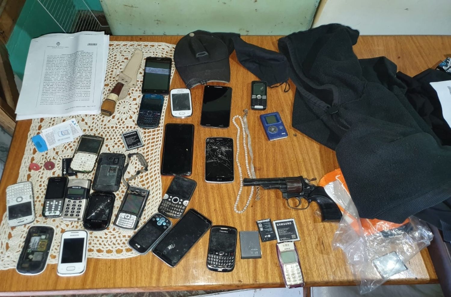 Cae banda de delincuentes: secuestran armas, celulares y plantas de marihuana