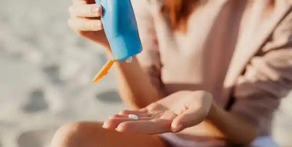 Crece la moda de no usar protector solar, pero los médicos alertan sobre sus riesgos