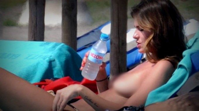 Impactante topless de la "China" Suárez
