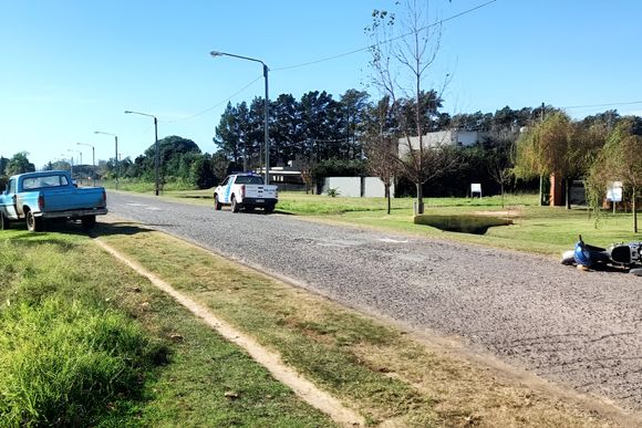 Llevaba de tiro la moto y lo chocó una camioneta