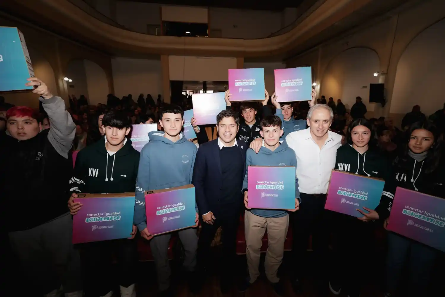 El Gobernador Kicillof encabezó la entrega de 347 escrituras gratuitas y netbooks en Chascomús