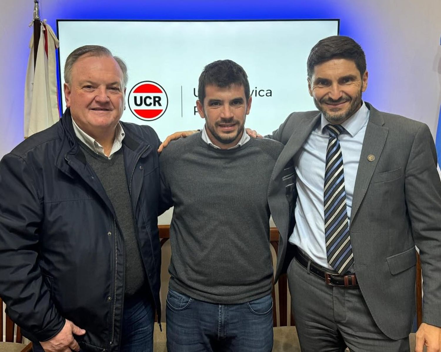 Leonel Chiarella (centro) junto a Felipe Michlig (izquierda) y Maximiliano Pullaro (derecha).