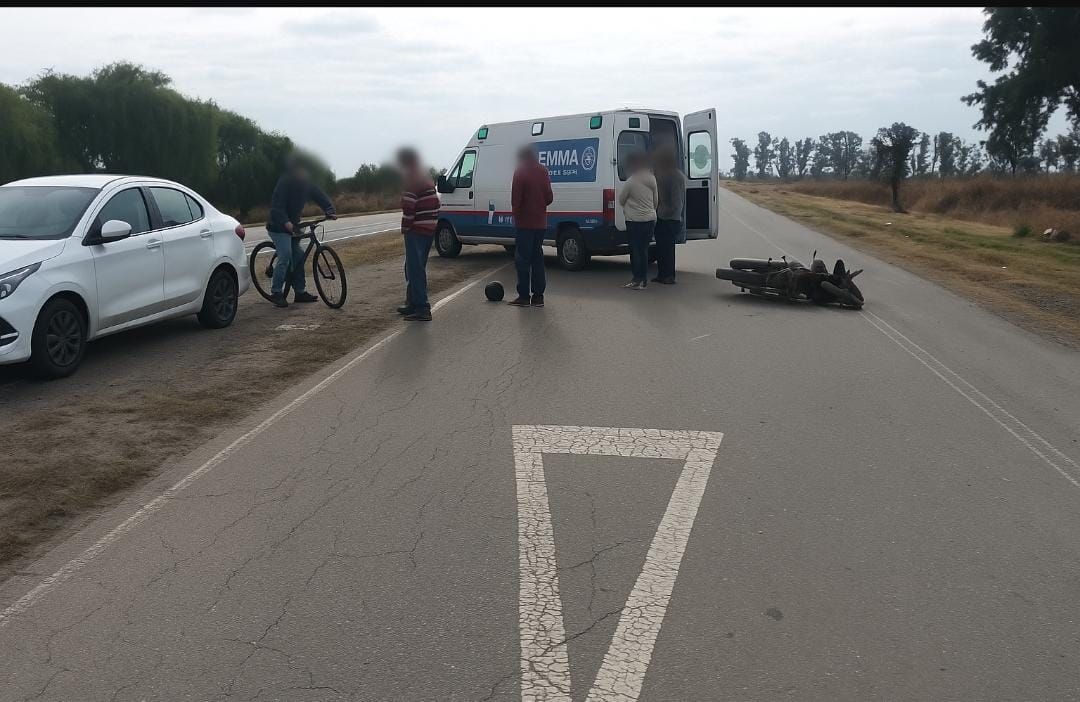 Un servicio de emergencias traslado a las jóvenes de la moto al hospital local.