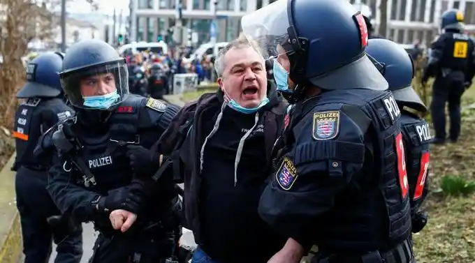 Choques entre la policía y manifestantes que rechazan restricciones en Alemania