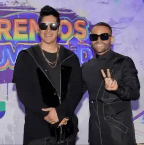 En la alfombra de los premios Juventud, Chyno estuvo con Nacho y no con su esposa. Foto Instagram