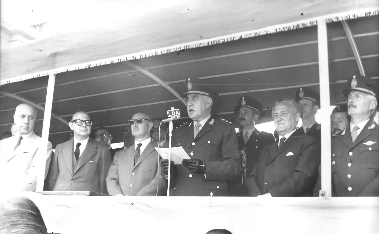 El presidente Lanusse al hacer los anuncios. A su lado el comisionado Peretti. (Archivo Gráfico y Museo Histórico de San Francisco y la Región).
