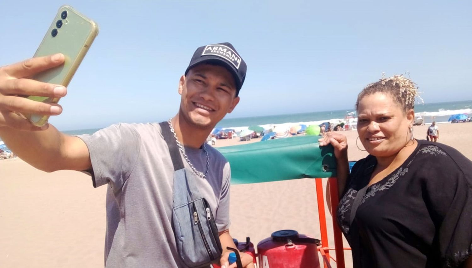 Junto a Armando. Otro vendedor ambulante y familiar, ambos posan para la foto