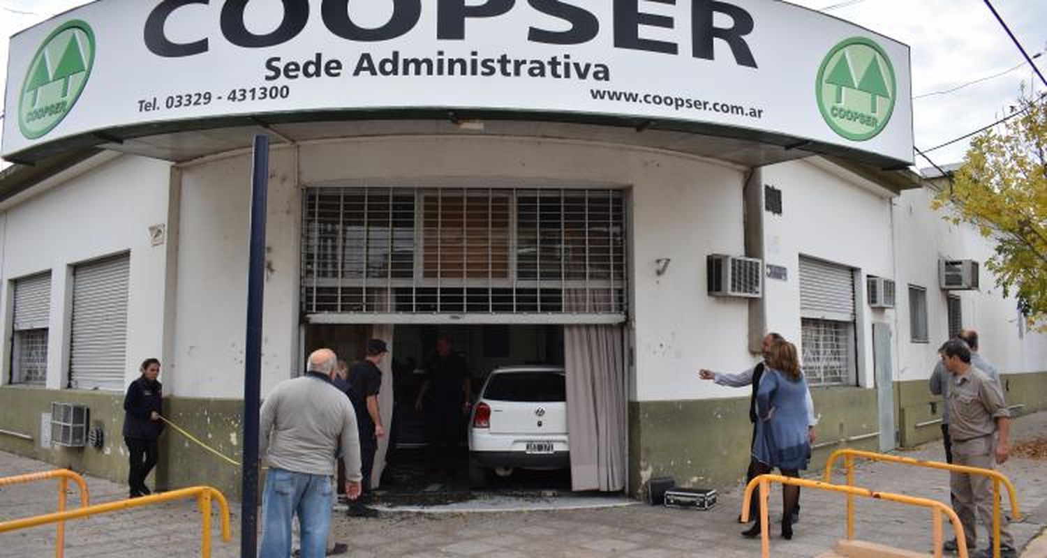 Le cortaron la luz y su auto terminó dentro de las oficinas de la Coopser