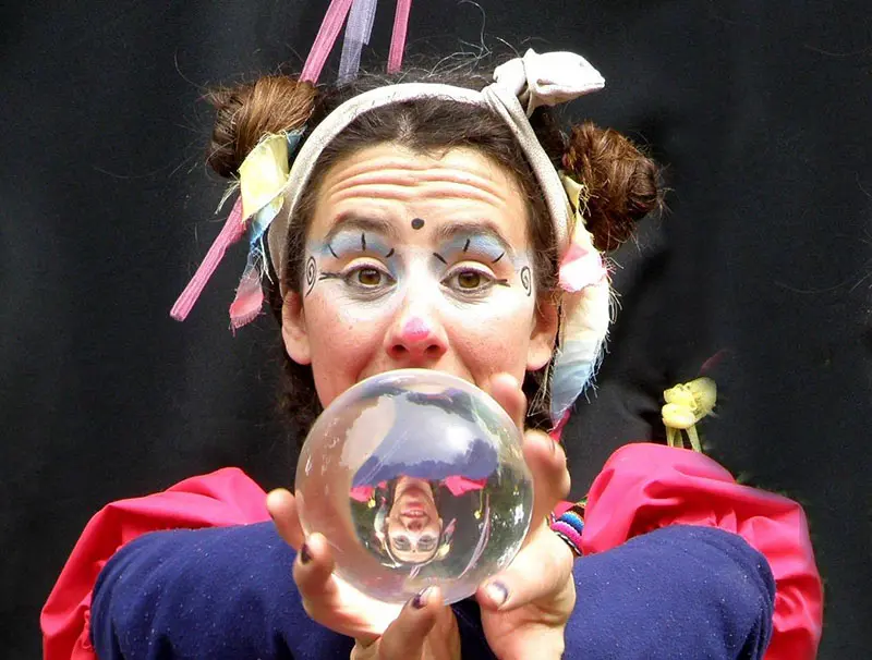 La payasa Anilina presenta un show de acrobacias y malabares