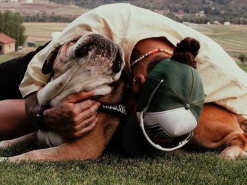 Lewis Hamilton conmueve con su mensaje de despedida de su amado perrito ROSCOE