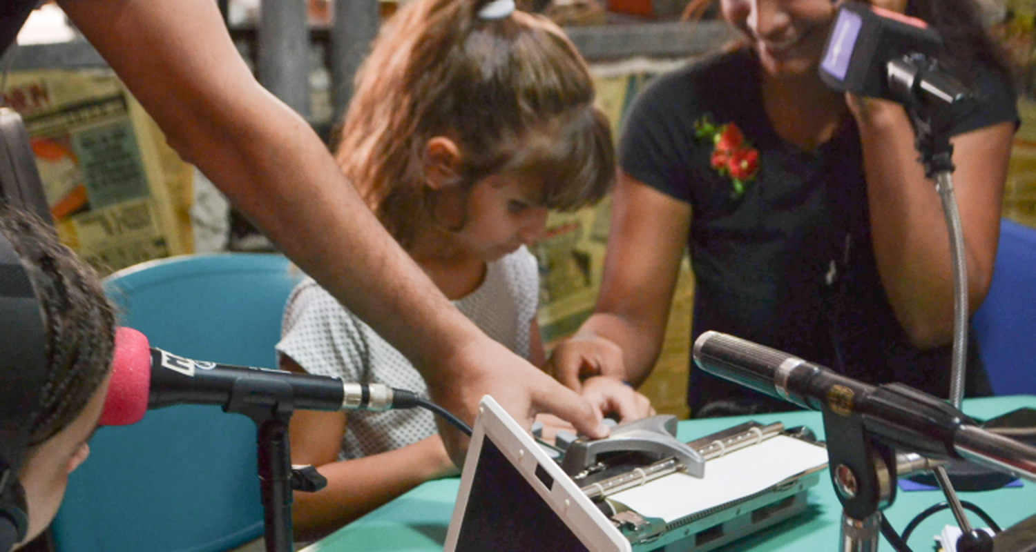 Zoe ya tiene máquina de escribir braille, notebook  y un pueblo que la acompaña