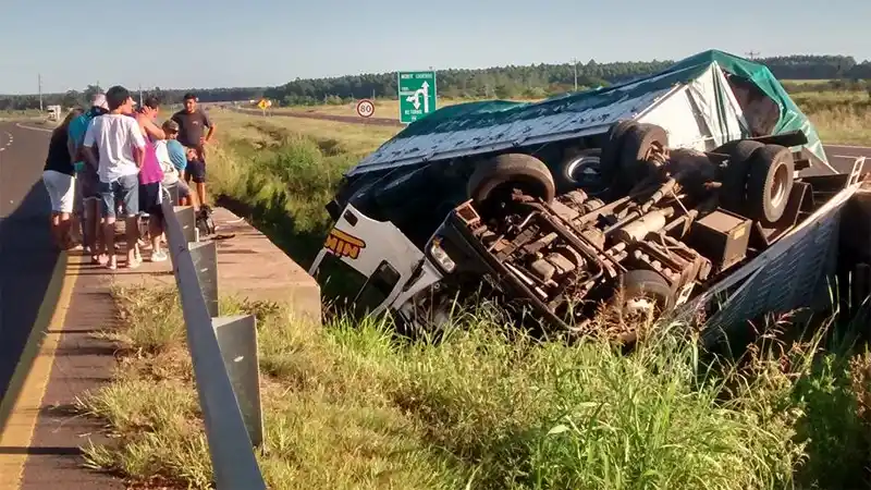 Perdió el control y terminó en una zanja