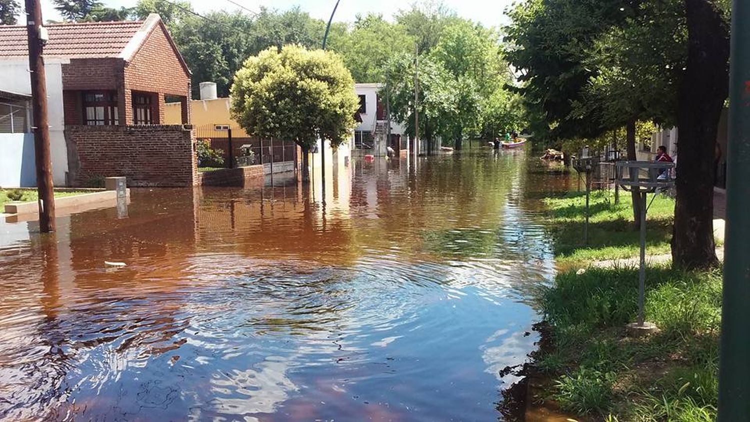 Salto: 300 evacuados y más de 4 mil afectados por el desborde del Río