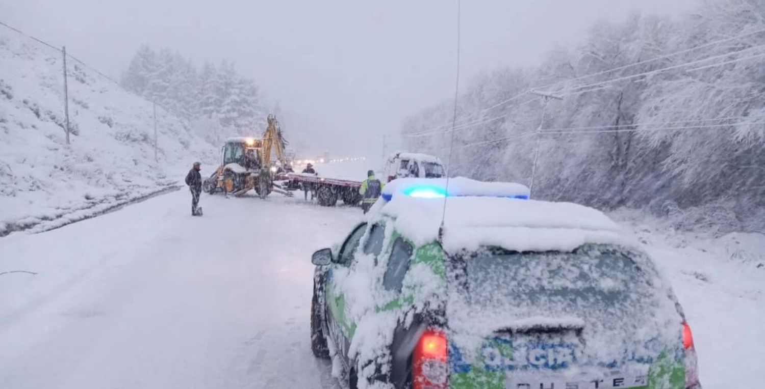 Fuerte temporal de nieve en la Patagonia: derrumbes, cortes de luz y cientos de varados