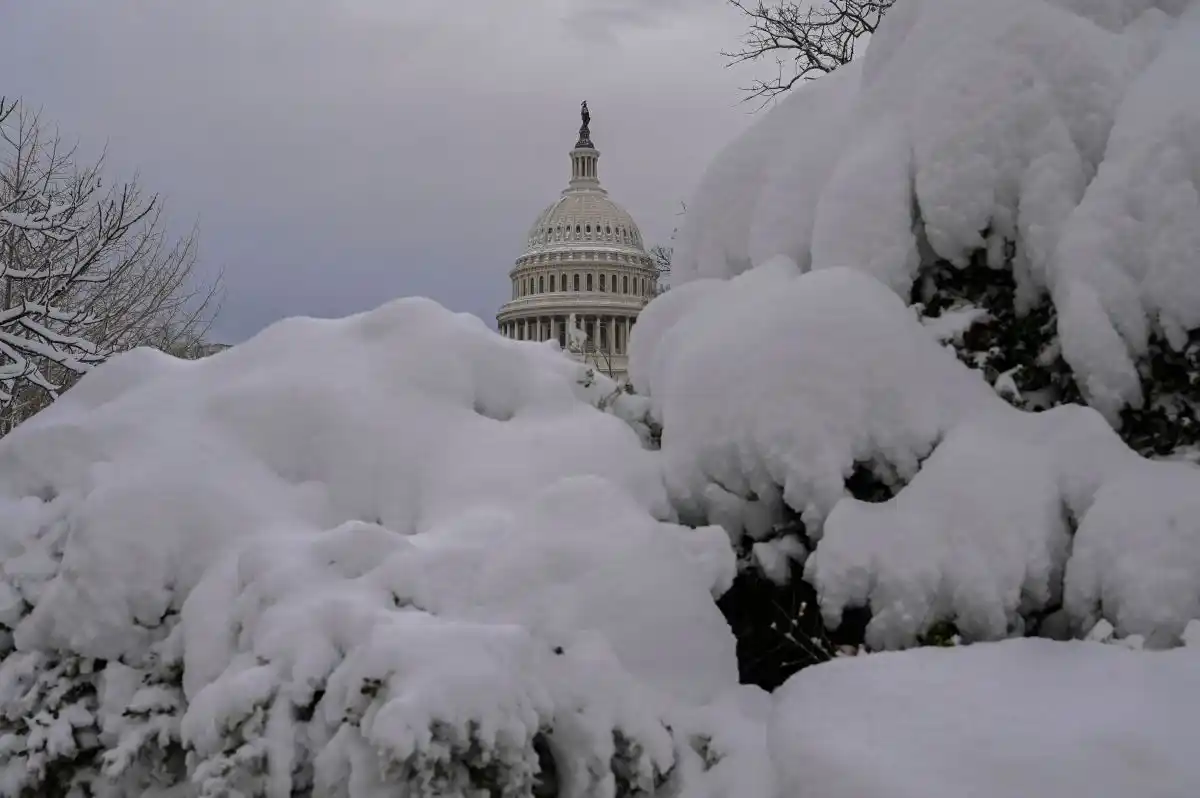 ¡MILLONES DE PERSONAS BAJO RESGUARDO! EE.UU. y Canadá azotadas por tormenta de nieve