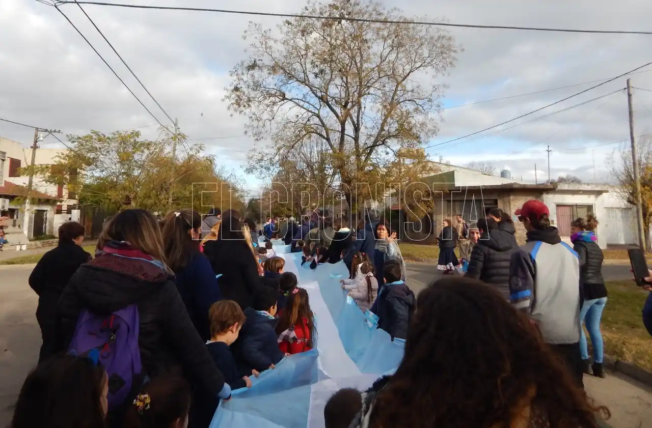 El Jardín Portal de Belén realizó un banderazo con 20 metros de la celeste y blanca
