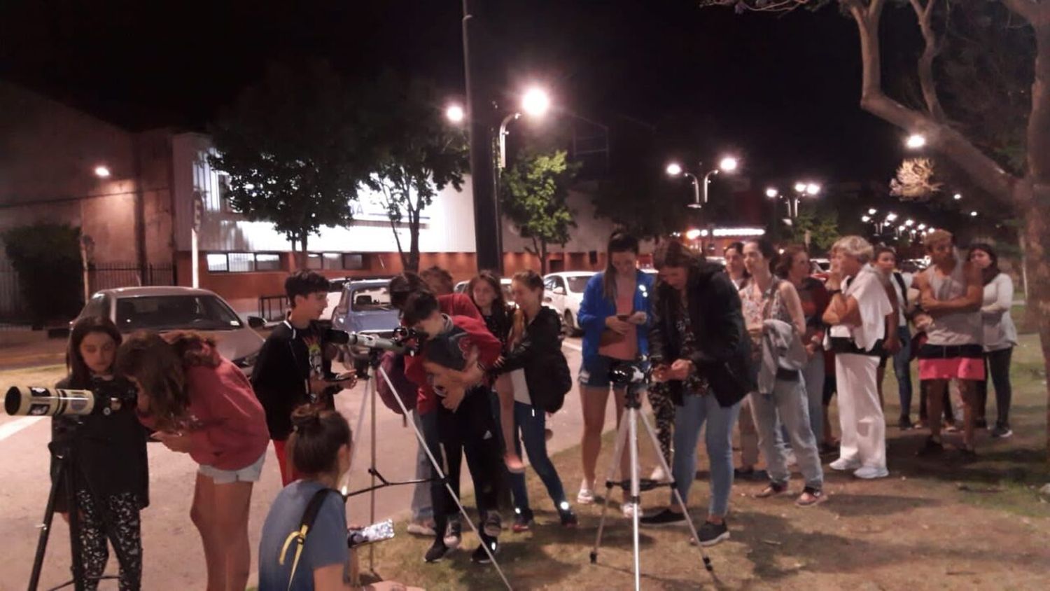 Observatorio móvil en plaza San Martín para ver la luna llena