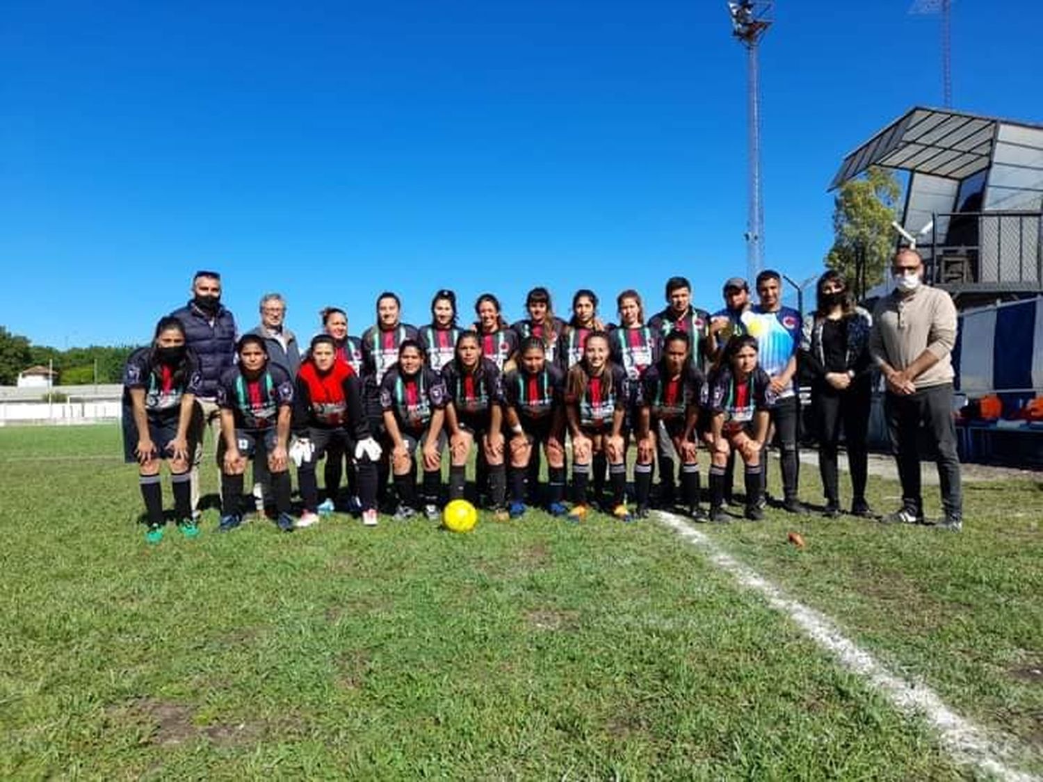 Habría fútbol femenino por el Oficial de la Liga local