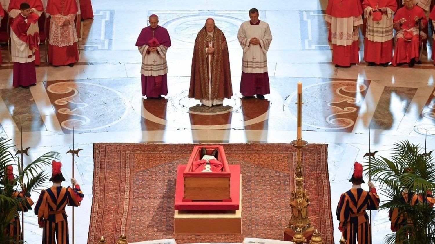 En San Pedro. La capilla ardiente fue instalada frente al altar mayor de la Basílica. Imagen: Vatican Media