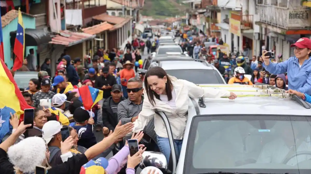 «Aquí nunca más una mujer venezolana va a bajar la cabeza por una bolsa de comida», prometió María Corina