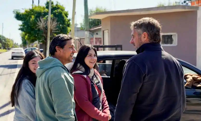 Achával recorrió nuevas obras de asfaltos y veredas en un barrio de Pilar