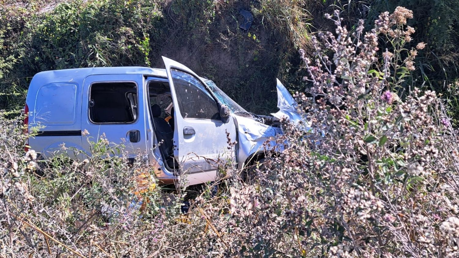 Un utilitario volcó en la zona rural de Avellaneda 