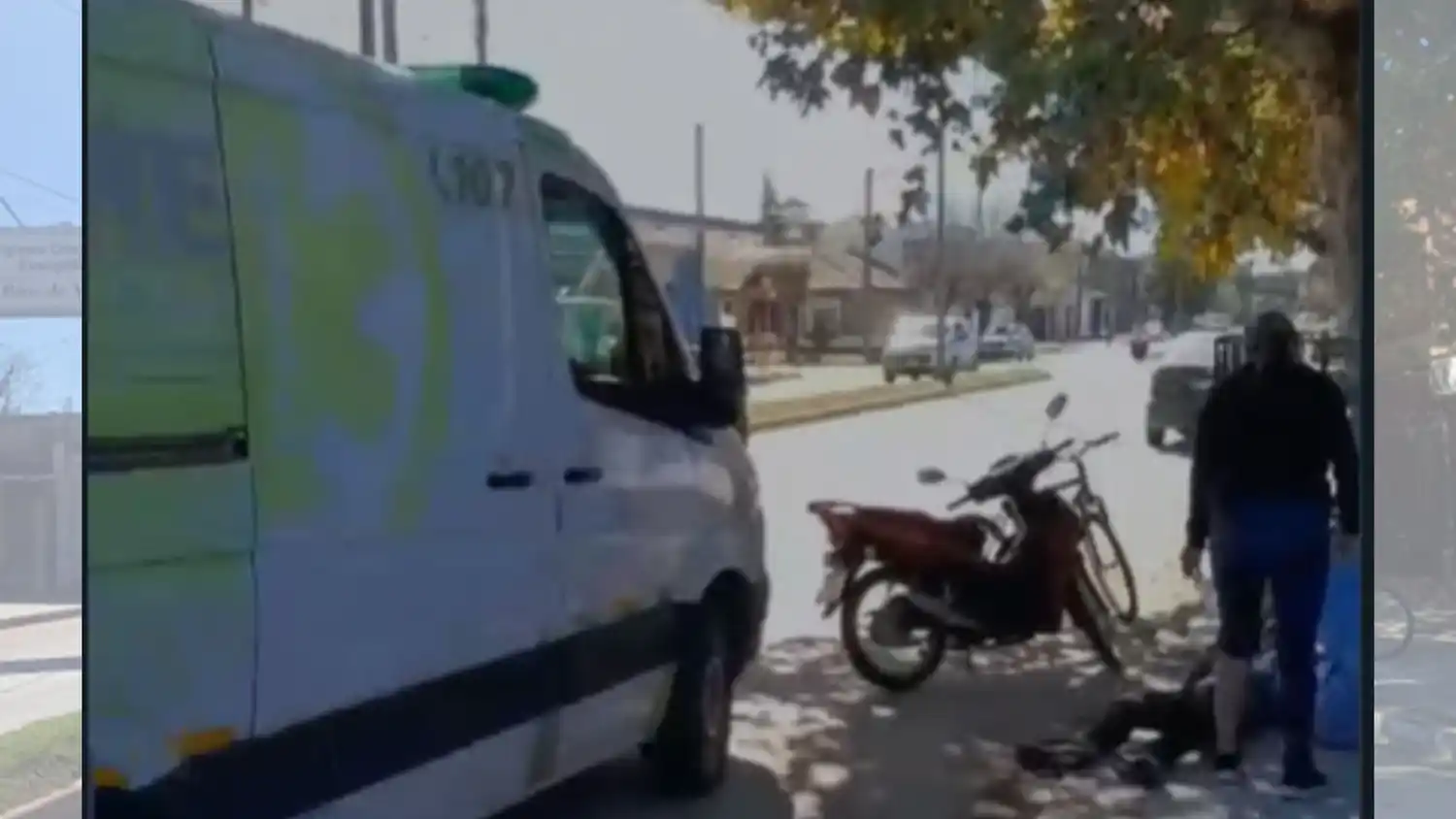 La ambulancia del SAME traslado a la mujer policía y a sus tres hijos hasta el Hospital "Ruffa". Presentaron lesiones leves. (Foto gentileza Rodolfo Sosa)