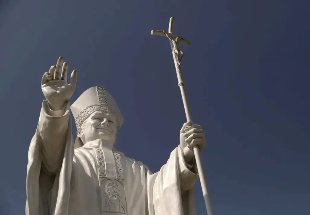 La estatua mide 5 metros de altura y está hecha de fibra de vidrio. Está ubicada en el ingreso sur de la ciudad de Chiclayo.