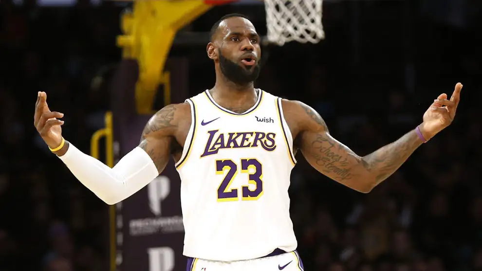 LeBron James cumple 35 y festeja con dos records