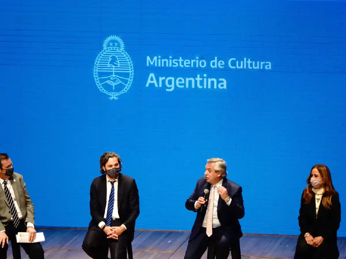 Fernández presentó medidas para ayudar al sector de la cultura