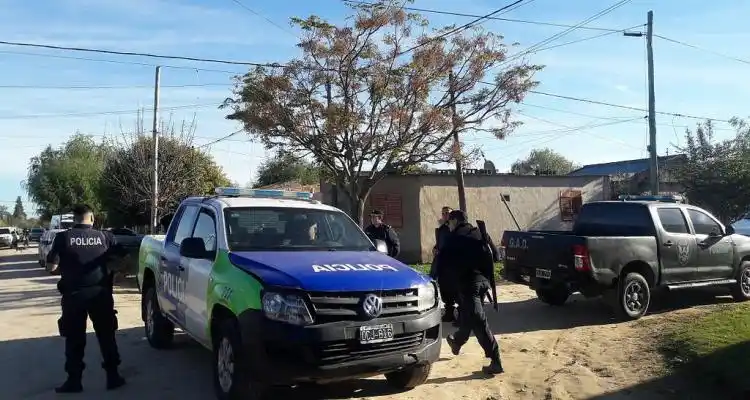 Secuestran armas, capuchas y hasta una granada en allanamientos por los robos de encapuchados