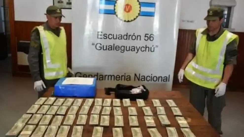 Confirman el procesamiento de dos hombres que viajaban con 500.000 dólares sin registrar