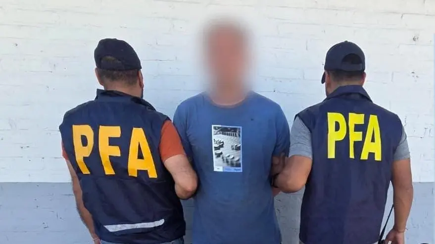 El sujeto fue descubierto en una vivienda vinculada a una pareja.