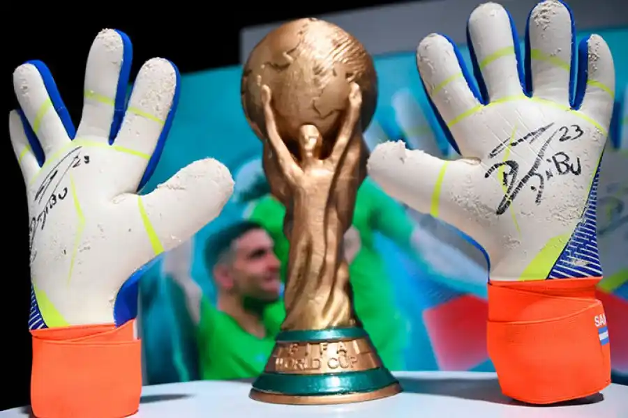 El “Dibu” Martínez donó los guantes que usó en la final de Qatar 2022 . ¿A cuánto se subastaron?