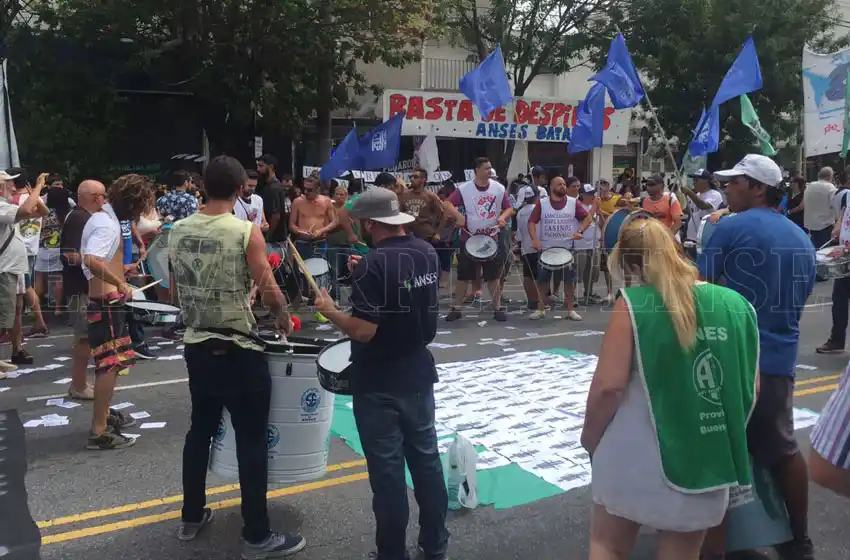 Gremios realizaron una protesta por despidos en ANSES