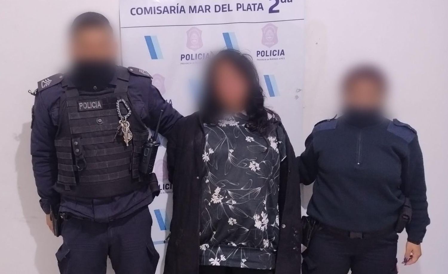 La mujer estaba tendida en la vereda y fue vista por un móvil del Comando de Patrullas.