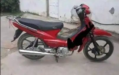 Fue a pescar con amigos y dos asaltantes le robaron la moto