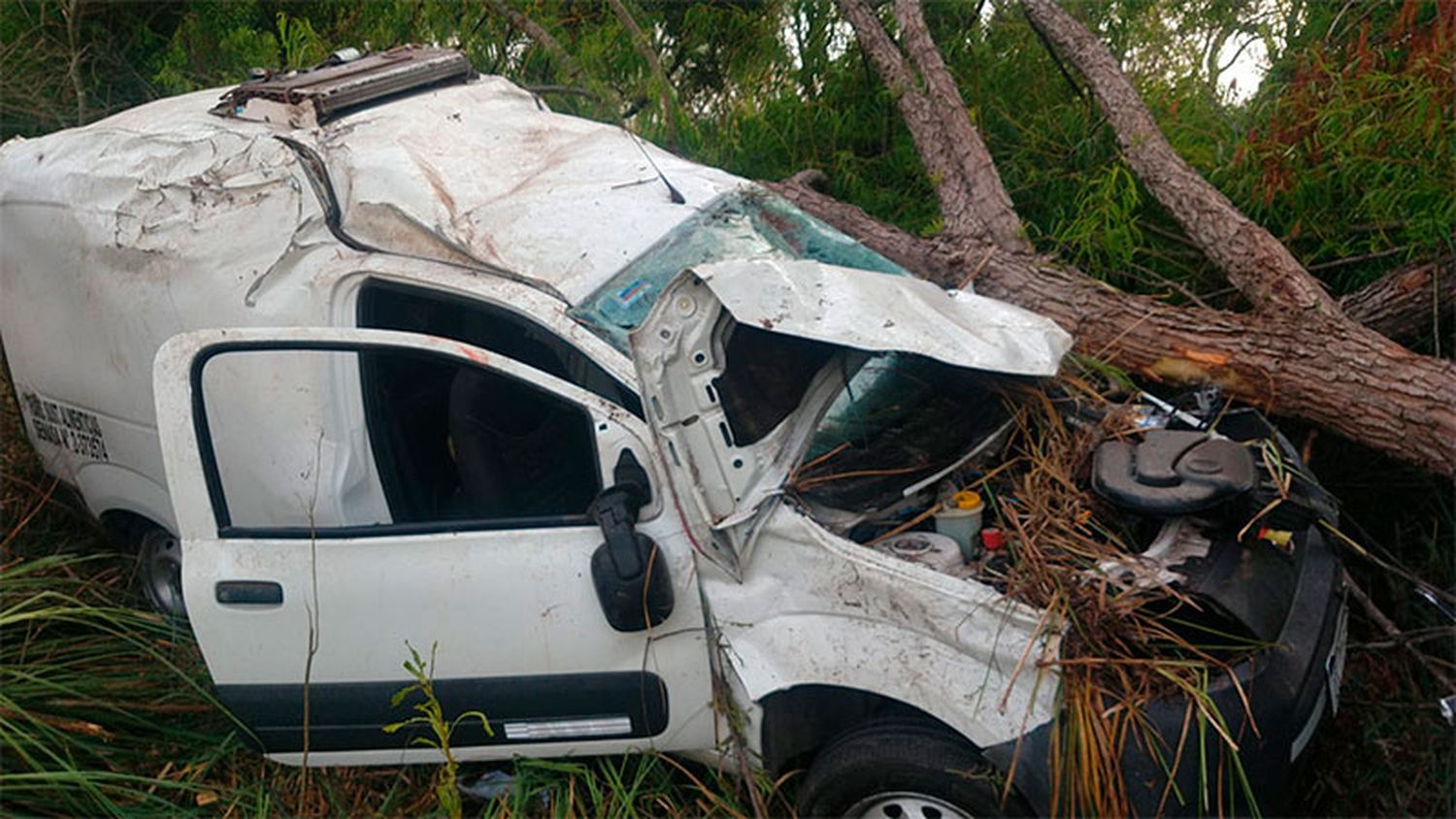 Dos mujeres fueron hospitalizadas en el Centenario tras despistar y volcar en la Ruta 12