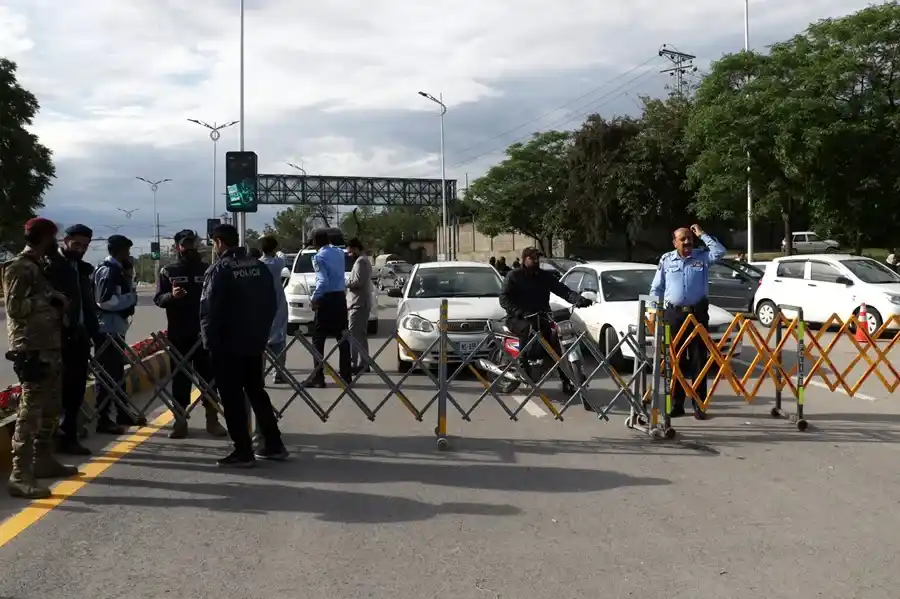 Dispositivo de seguridad en Islamabad ante las negociaciones entre Irán y EEUU previstas para mañana. EFE