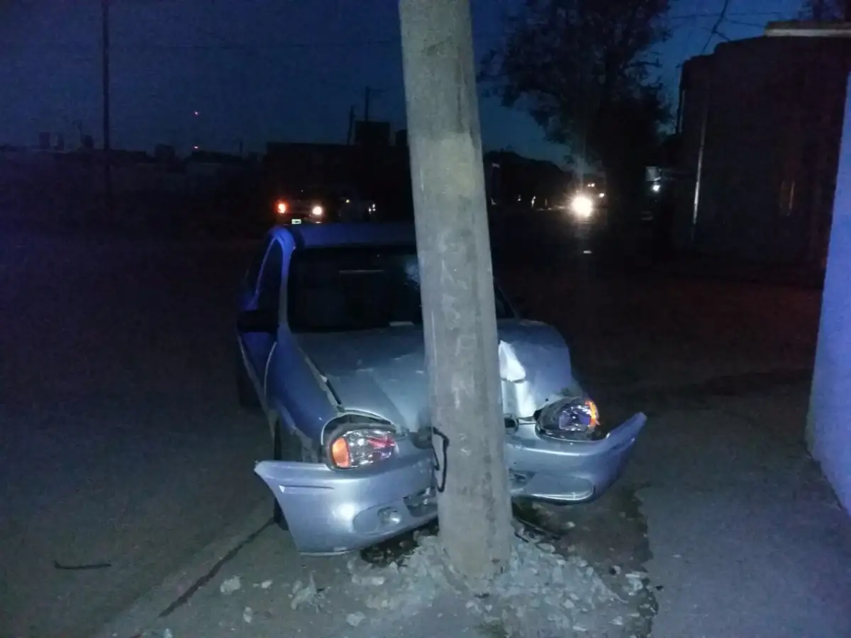 Auto se estrelló contra un poste de luz en barrio Jardín 