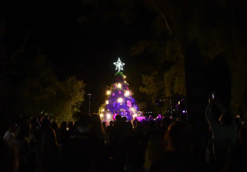 Crespo encendió la magia de la Navidad con un emotivo acto en la Plaza Sarmiento