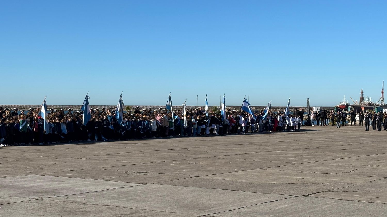 Estudiantes realizaron su promesa a la bandera