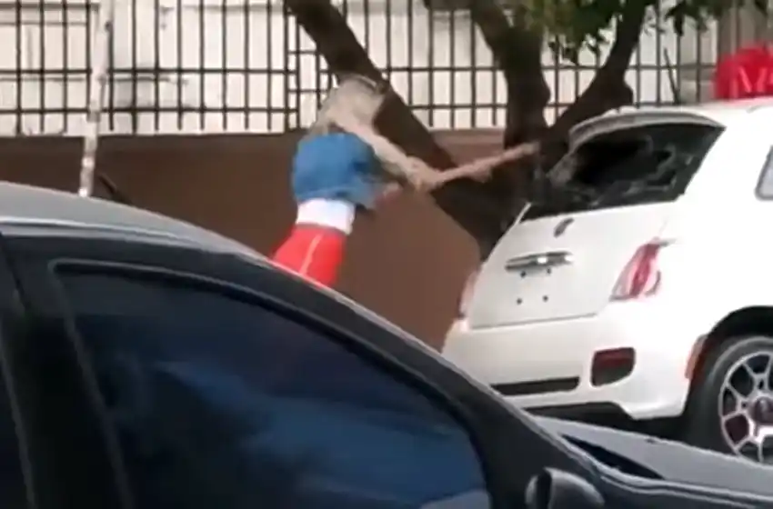 ¿Día de furia? Viralizan un video de Sol Pérez rompiendo un auto con un bate de béisbol